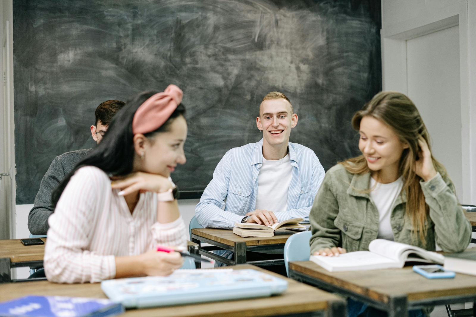 Middelbare scholieren van het Heerbeeck College 
        in Best tijdens persoonlijke huiswerkbegeleiding